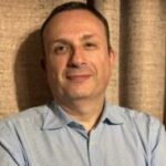 Portrait d'Alain Lavit, fondateur de "Se Soigner en Géorgie" et de "phagetherapygeorgia.eu", une structure qui accompagne les patients francophones vers la phagothérapie à l'Institut Eliava de Tbilissi.
